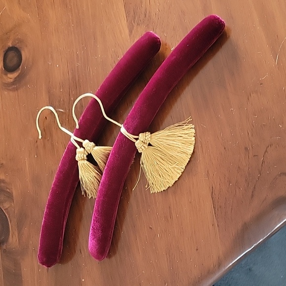 Red Velvet Decorative Cushioned Clothes Hangers- Pr. - Picture 1 of 3